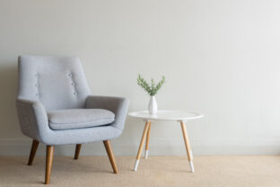 malý stolík v izbe