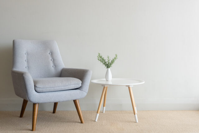 malý stolík v izbe