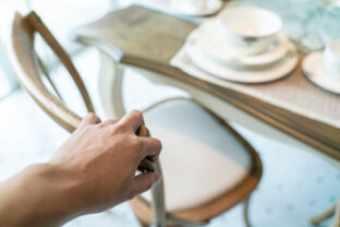 zasúvanie stoličky