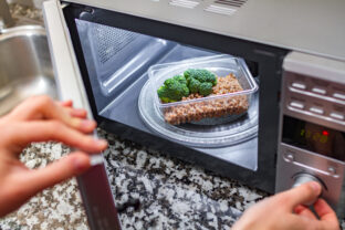 zohrievanie jedla v plastovej nádobe v mikrovlnke