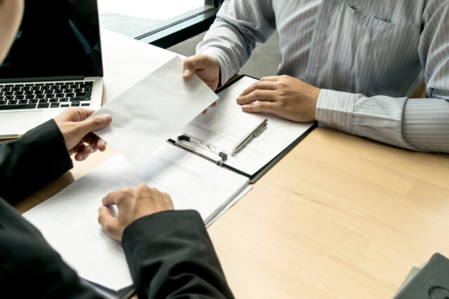 zamestnávateľ podáva výpoveď