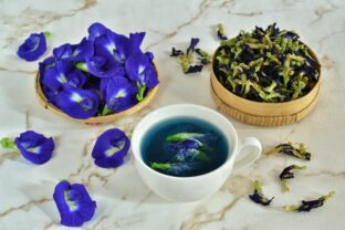 čaj z kvetov rastliny Clitoria ternatea