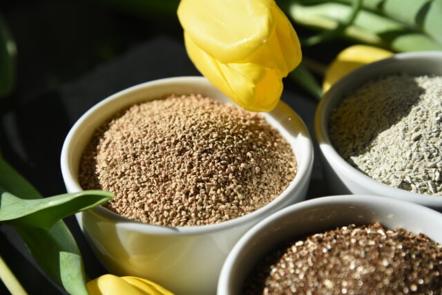 prísady na zlepšenie pôdy pri sadení rastlín: zeolit, diatomit , vermikulit