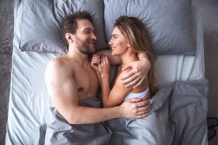 muž a žena v posteli