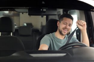 počúvanie hudby v aute