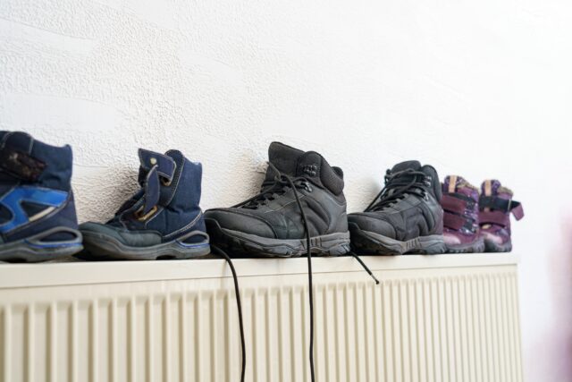 sušenie mokrých topánok na radiatore
