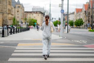 prechádzanie cez prechod pre chodcov