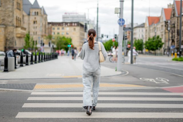 prechádzanie cez prechod pre chodcov