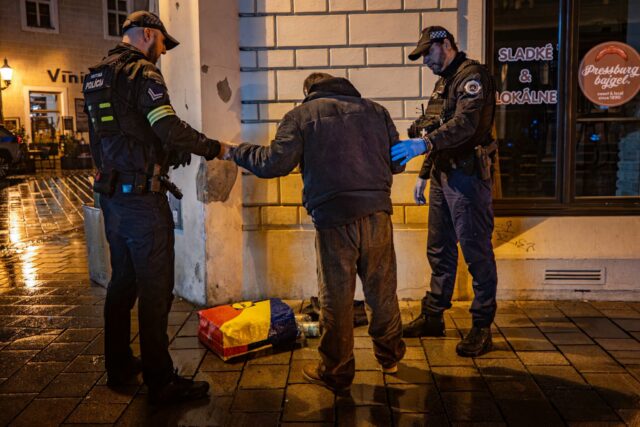 Mestská policia pomoc patranie muž