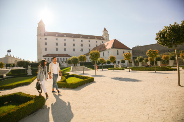 Dekan komparz ba hrad turisti mlady par barokova zahrada 02_1920x1280 1.jpg