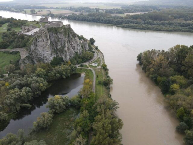 Sutok rieky morava a dunaj.jpg