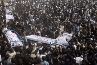 Obete útokov v Pakistane odprevadilo 7 tisíc ľudí