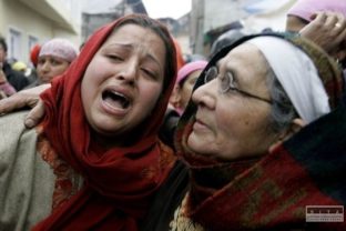 Protestujúce ženy v indickej oblasti Kašmír