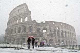 Rím, Koloseum, sneh