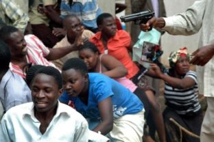 Uganda, ľudia, zbraň