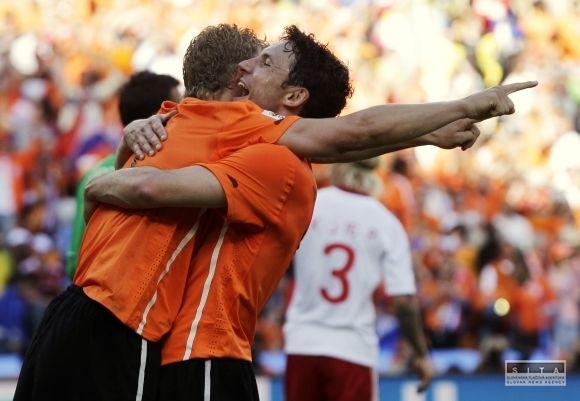 Dirk Kuyt oslavuje gól so spoluhráčom Markom van B