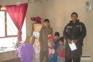 Mladá afgánska rodina v novom príbitku