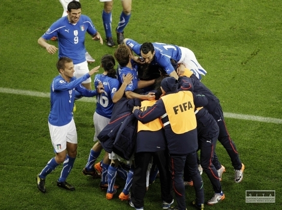 Taliani oslavujú gól
