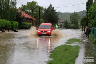 V okrese Trebišov voda zaplavuje domy