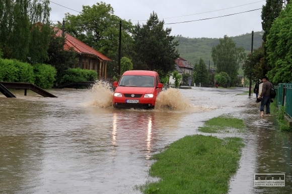 V okrese Trebišov voda zaplavuje domy