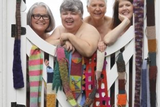 Členky klubu pletenia Knotty Knitters