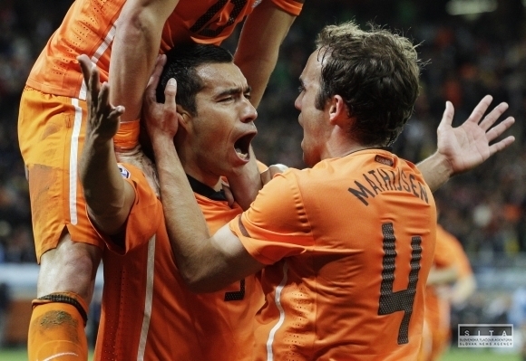 Holanďania oslavujú gól