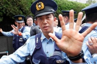 Japonsko polícia protest