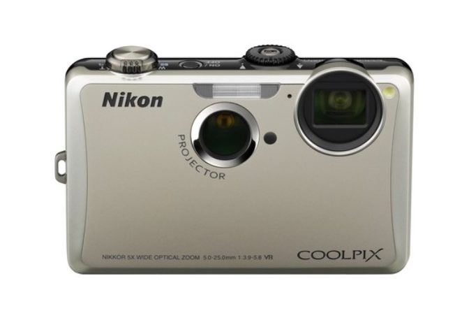 COOLPIX S1100pj – nový fotoaparát s projektorom