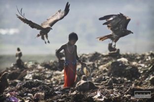 Dieťa na skládke komunálneho odpadu