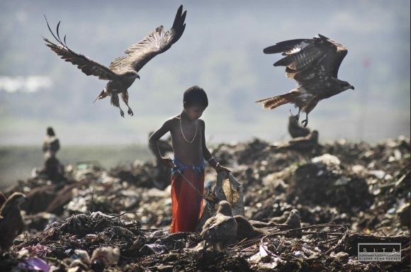 Dieťa na skládke komunálneho odpadu