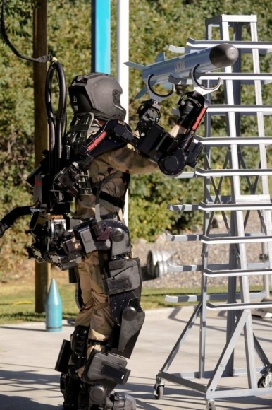 Raytheon XOS2 - robotický exoskelet