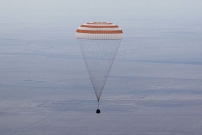Sojuz úspešne pristála v Kazachstane