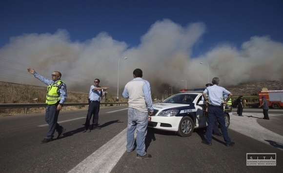 Izrael zúfalo bojuje s požiarom