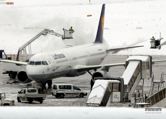 Problémy so snehom na Frankfurtskom letisku