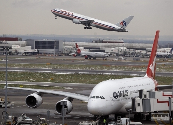 Cestujúci z letísk nakoniec odleteli