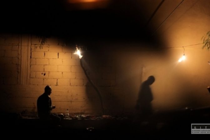 ľudia, tma, sviečka