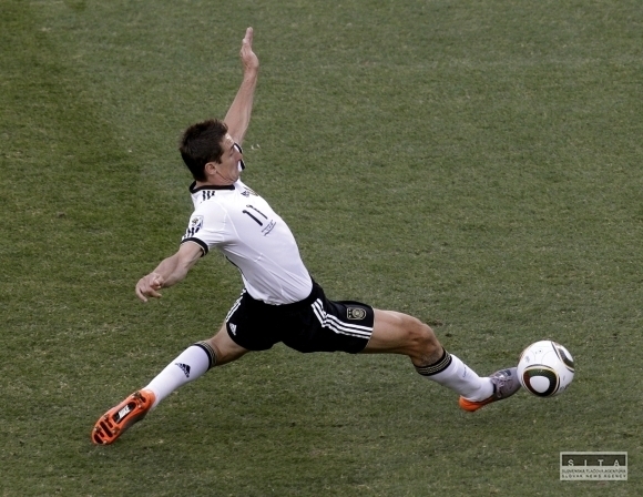 Miroslav Klose strieľa gól