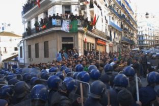 Nepokoje v Alžírsku