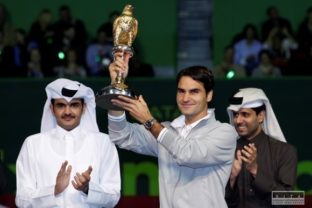 Trofej z katarského turnaja si odniesol Federer
