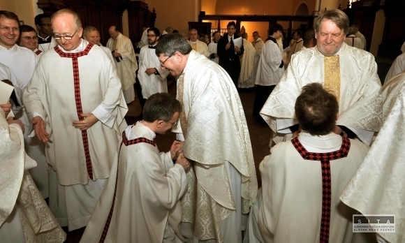 Z anglikánskych biskupov katolícki kňazi