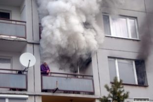 Neplatič, ktorého mali vysťahovať, podpálil byt