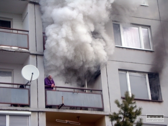 Neplatič, ktorého mali vysťahovať, podpálil byt