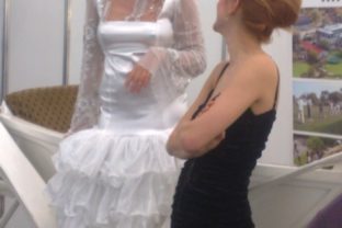 Speváčka Barbora Balúchová na svadobnom veľtrhu