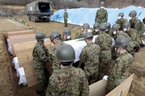 Pohreb prvých obetí katastrofy v Japonsku