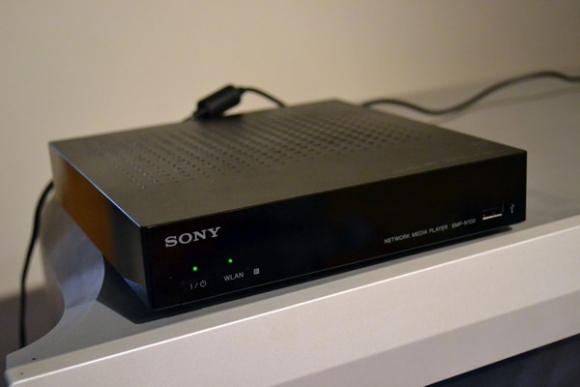 Sieťový prehrávač SMP N100 má minimalistický dizaj