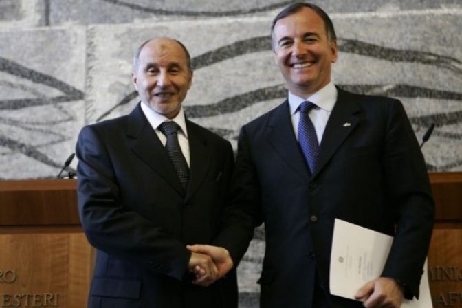 Franco Frattini a Mustafa Abdel Džalíl