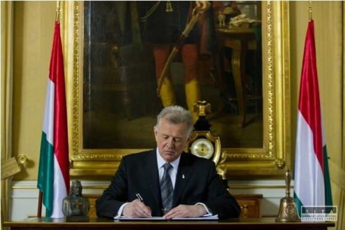 Maďarský prezident podpísal kontroverznú ústavu