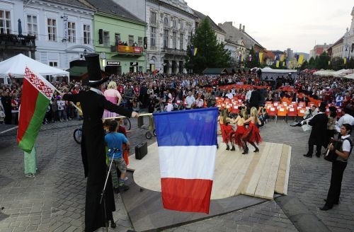 Na Hlavnej ulici v predvečer otvorenia MS