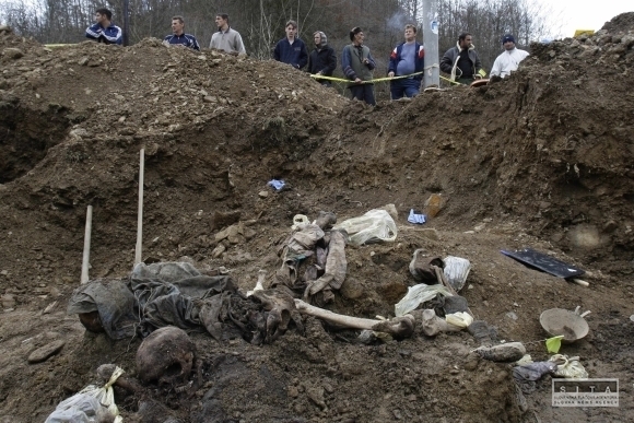 Objavili masový hrob s obeťami Srebrenice
