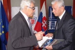 Vľavo: prof. Štefan Kassay autor pentalógie Podnik